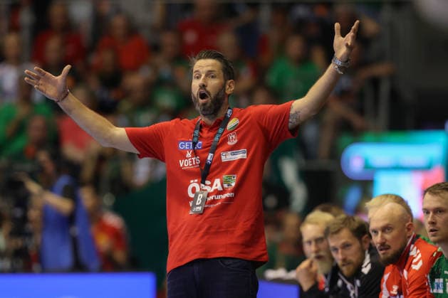04.10.2026, xtgx, Handball Opel HBL, SC Magdeburg - HC Erlangen emspor, v.l. Bennet Wiegert (Magdeburg, Trainer) gibt Anweisungen, gestikuliert mit den Armen, gesticulate, gives instructions im roten Polo-Shirt, nachdem er in der ersten Halbzeit noch sein gewohntes schwarzes getragen hatte Magdeburg