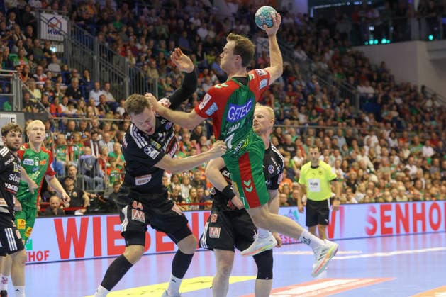 04.10.2026, xtgx, Handball Opel HBL, SC Magdeburg - HC Erlangen emspor, v.l. Christopher Steinert (Erlangen, 44), Felix Claar (Magdeburg, 7) Zweikampf, Duell, Kampf, tackle wirft Tor, Torschuetze, erzielt Tor, Treffer, scores the goal Magdeburg