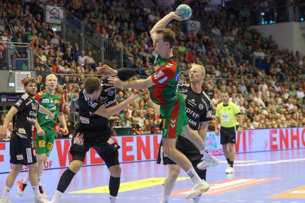 04.10.2026, xtgx, Handball Opel HBL, SC Magdeburg - HC Erlangen emspor, v.l. Christopher Steinert (Erlangen, 44), Felix Claar (Magdeburg, 7) Zweikampf, Duell, Kampf, tackle wirft Tor, Torschuetze, erzielt Tor, Treffer, scores the goal Magdeburg