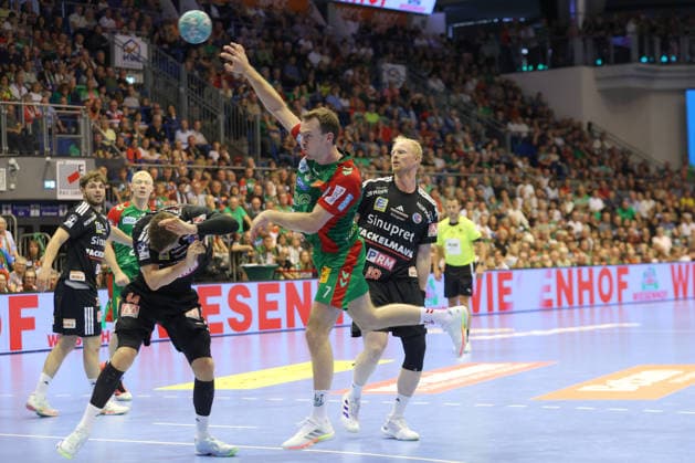 04.10.2026, xtgx, Handball Opel HBL, SC Magdeburg - HC Erlangen emspor, v.l. Christopher Steinert (Erlangen, 44), Felix Claar (Magdeburg, 7) Zweikampf, Duell, Kampf, tackle wirft Tor, Torschuetze, erzielt Tor, Treffer, scores the goal Magdeburg