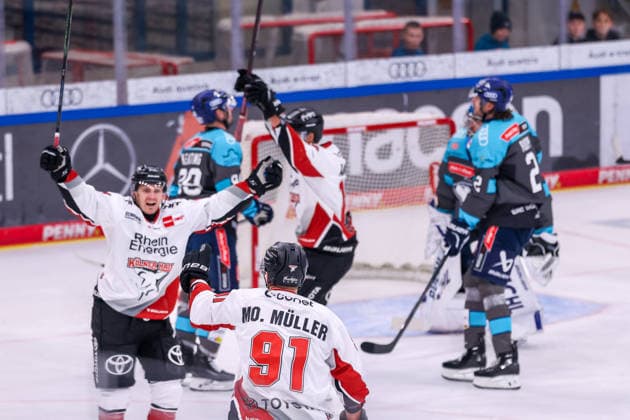 Ingolstadt, Deutschland 04. Oktober 2026: PENNY DEL - 2026 2027 - Sp. 6 - ERC Ingolstadt gegen Kölner Haie Im Bild: in der Traube Torschütze Markus Ljungh (KEC) jubelt nach seinem Tor zum 1:2 mit seinen Mannschaftskollegen, Copyright: xFotostandx xSchäferx