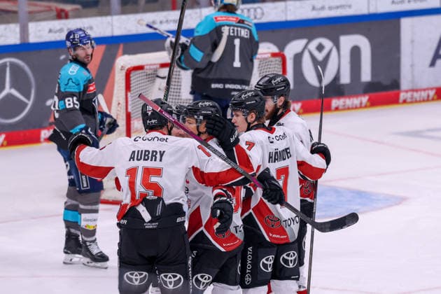 Ingolstadt, Deutschland 04. Oktober 2026: PENNY DEL - 2026 2027 - Sp. 6 - ERC Ingolstadt gegen Kölner Haie Im Bild: in der Traube Torschütze Markus Ljungh (KEC) jubelt nach seinem Tor zum 1:2 mit seinen Mannschaftskollegen, Copyright: xFotostandx xSchäferx