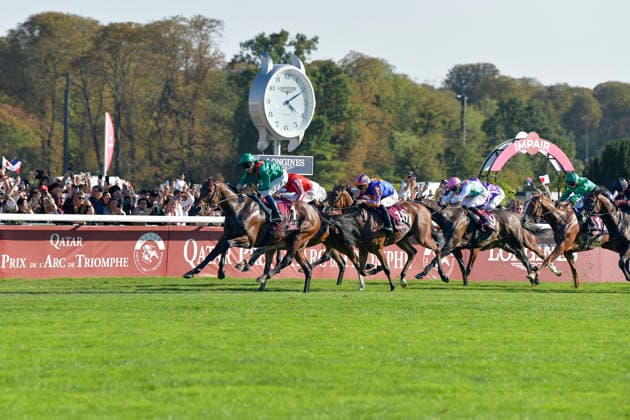 04.10.2026, Longchamp, Paris, FRA - Daryz with Mickael Barzalona up wins the Qatar Prix de l Arc de Triomphe. ParisLongchamp racecourse. (Pferd, Jockey, Daryz, Barzalona, Sieg, Ziel, Zielankunft) 261004C978LONGCHAMP.JPG