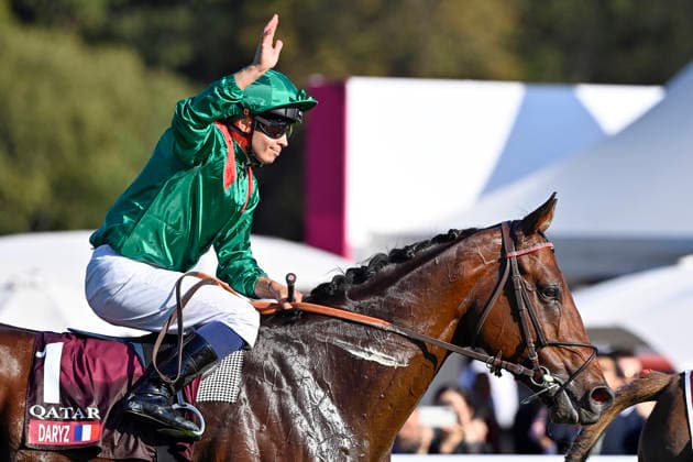 04.10.2026, Longchamp, Paris, FRA - Daryz with Mickael Barzalona up after winning the Qatar Prix de l Arc de Triomphe. ParisLongchamp racecourse. (Pferd, Jockey, Daryz, Barzalona, Sieg) 261004C982LONGCHAMP.JPG