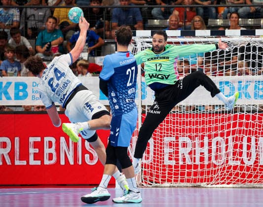04.10.2026, Deutschland, Stuttgart, Opel HBL, Bundesliga 2026 2027, TVB Stuttgart vs. TBV Lemgo Lippe, v.l. JoÃ«l Willecke (TBV), Philipp Meyer (TVB), Mohamed Essam Moustafa El-Tayar (TVB)