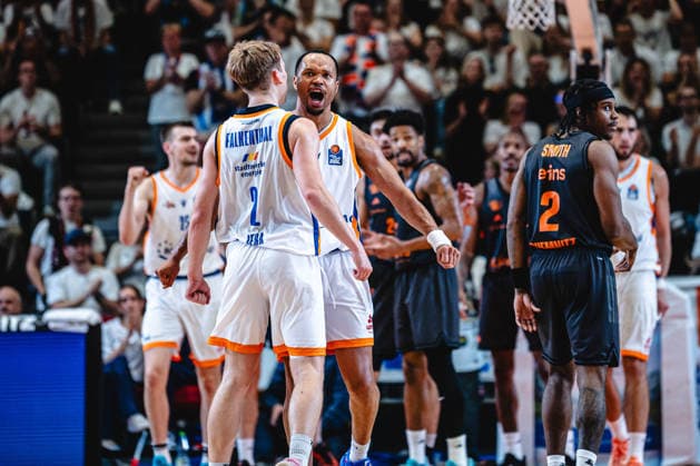 easycredit BBL Basketball Bundesliga 2026 2027 4. Spieltag Science City Jena vs NINERS Chemnitz am 04.10.2026 Emotionen, Jemarl Baker JR. rechts mit Raphael Falkenthal nach einem Korberfolg Sparkassen Arena