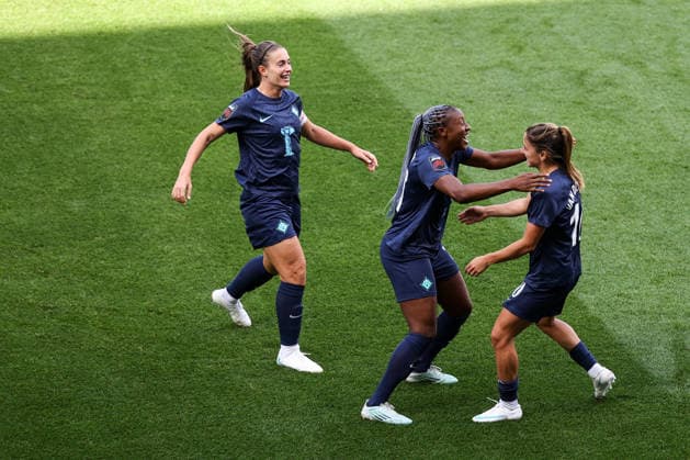 Tottenham Hotspur v London City Lionesses 04 October 2026, London - Women s Super League - Tottenham Hotspur v London City Lionesses - Danielle van de Donk of London City Lionesses celebrates their fourth goal with Kadidiatou Diani of London City Lionesses and Alexia Putellas of London City Lionesses - Photo: Jacques Feeney Offside. London UK Copyright: xJacquesxFeeneyx xOffsidexOffside