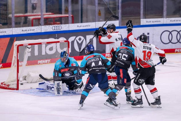 Ingolstadt, Deutschland 04. Oktober 2026: PENNY DEL - 2026 2027 - Sp. 6 - ERC Ingolstadt gegen Kölner Haie Im Bild: v. re. Torschütze Frederik Storm (KEC) macht das Tor zum 1:3 Copyright: xFotostandx xSchäferx
