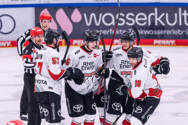Ingolstadt, Deutschland 04. Oktober 2026: PENNY DEL - 2026 2027 - Sp. 6 - ERC Ingolstadt gegen Kölner Haie Im Bild: in der Traube Torschütze Frederik Storm (KEC) macht das Tor zum 1:3 mit seinen Mannschaftskollegen, Copyright: xFotostandx xSchäferx