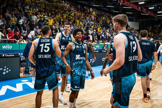 easyCredit BBL - Phoenix Hagen vs. SKYLINERS Frankfurt, Hagen, 04.10.2026, Ischelandhalle Hagen SKYLINERS Frankfurt beim feiern, vorne dabei Jamie Edoka (0, SKYLINERS, SG) ; easyCredit BBL - Phoenix Hagen vs. SKYLINERS Frankfurt, Hagen, 04.10.2026, Ischelandhalle Hagen Copyright: xBEAUTIFULxSPORTS Piepenstockx