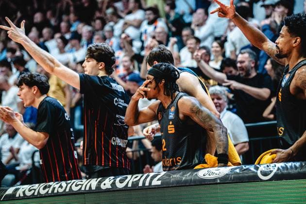 easycredit BBL Basketball Bundesliga 2026 2027 4. Spieltag Science City Jena vs NINERS Chemnitz am 04.10.2026 Jubel bei den Spielern von Chemnitz über den 3er Buzzerbeater zur Halbzeit Sparkassen Arena