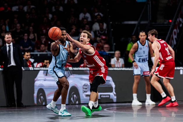 easyCredit Basketball Bundesliga: FC Bayern München - EWE Baskets Oldenburg; 04.10.2026 Jeremy Roach (EWE Baskets Oldenburg, 5) am Ball, Rokas Jokubaitis (FC Bayern München, 31) kämpft um den Steal easyCredit Basketball Bundesliga: FC Bayern München - EWE Baskets Oldenburg, München, BMW Park am 04.10.2026 Copyright: xBEAUTIFULxSPORTS Wunderlx