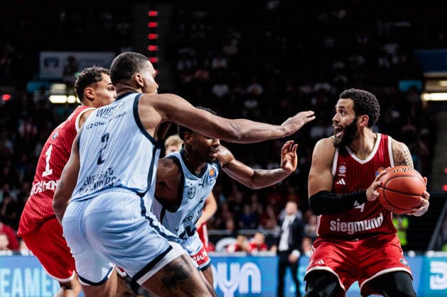 easyCredit Basketball Bundesliga: FC Bayern München - EWE Baskets Oldenburg; 04.10.2026 Duane Washington (FC Bayern München, 4) am Ball gegen Demajeo Wiggins (EWE Baskets Oldenburg, 2) und Jeremy Roach (EWE Baskets Oldenburg, 5) easyCredit Basketball Bundesliga: FC Bayern München - EWE Baskets Oldenburg, München, BMW Park am 04.10.2026 Copyright: xBEAUTIFULxSPORTS Wunderlx