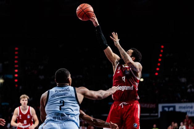 easyCredit Basketball Bundesliga: FC Bayern München - EWE Baskets Oldenburg; 04.10.2026 Duane Washington (FC Bayern München, 4) im Wurf gegen Demajeo Wiggins (EWE Baskets Oldenburg, 2) easyCredit Basketball Bundesliga: FC Bayern München - EWE Baskets Oldenburg, München, BMW Park am 04.10.2026 Copyright: xBEAUTIFULxSPORTS Wunderlx