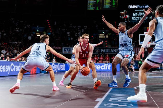 easyCredit Basketball Bundesliga: FC Bayern München - EWE Baskets Oldenburg; 04.10.2026 Justus Hollatz (FC Bayern München, 21) am Ball gegen Zachary Ensminger (EWE Baskets Oldenburg, 3) und Demajeo Wiggins (EWE Baskets Oldenburg, 2) easyCredit Basketball Bundesliga: FC Bayern München - EWE Baskets Oldenburg, München, BMW Park am 04.10.2026 Copyright: xBEAUTIFULxSPORTS Wunderlx