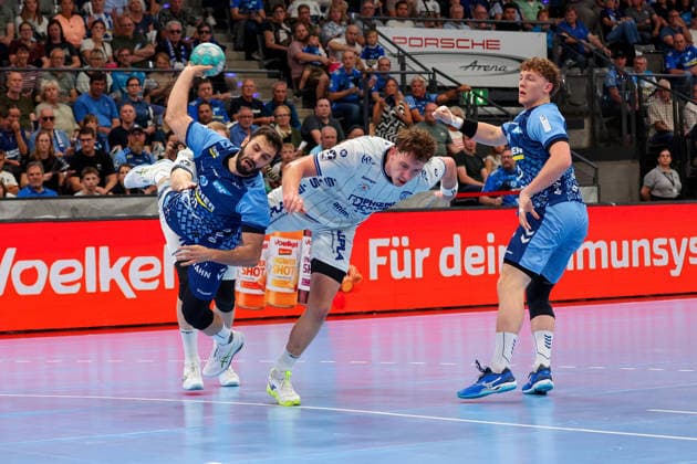 04.10.2026, Deutschland, Stuttgart, Opel HBL, Bundesliga 2026 2027, TVB Stuttgart vs. TBV Lemgo Lippe, v.l. Lenny Rubin (TBV), Mohamed Amine Darmoul (TVB), Max Heydecke (TVB)