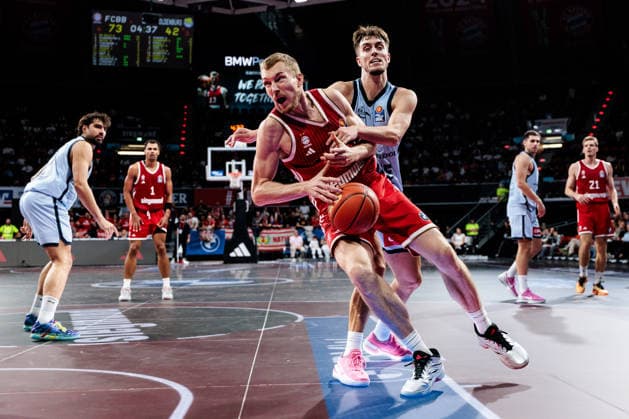 easyCredit Basketball Bundesliga: FC Bayern München - EWE Baskets Oldenburg; 04.10.2026 Niels Giffey (FC Bayern München, 5) am Ball, wird von Zachary Ensminger (EWE Baskets Oldenburg, 3) gefoult easyCredit Basketball Bundesliga: FC Bayern München - EWE Baskets Oldenburg, München, BMW Park am 04.10.2026 Copyright: xBEAUTIFULxSPORTS Wunderlx