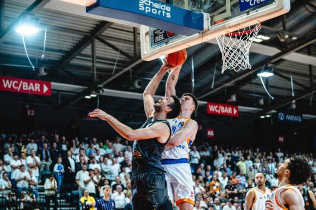 easycredit BBL Basketball Bundesliga 2026 2027 4. Spieltag Science City Jena vs NINERS Chemnitz am 04.10.2026 v.re. blockt Christian Skladanowski (Jena) Mateo Seric (Chemnitz) Sparkassen Arena