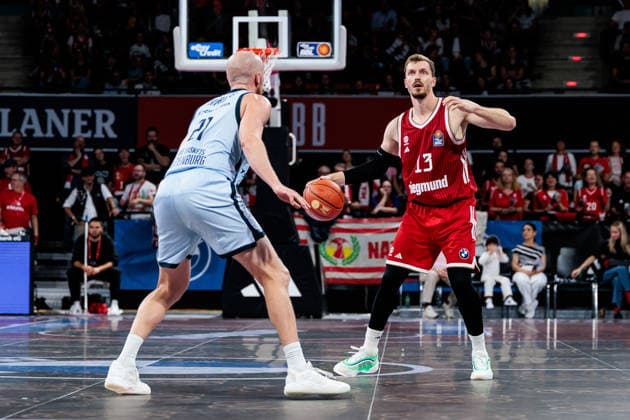 easyCredit Basketball Bundesliga: FC Bayern München - EWE Baskets Oldenburg; 04.10.2026 Andreas Andi Obst (FC Bayern München, 13) am Ball gegen Seth Hinrichs (EWE Baskets Oldenburg, 21) easyCredit Basketball Bundesliga: FC Bayern München - EWE Baskets Oldenburg, München, BMW Park am 04.10.2026 Copyright: xBEAUTIFULxSPORTS Wunderlx
