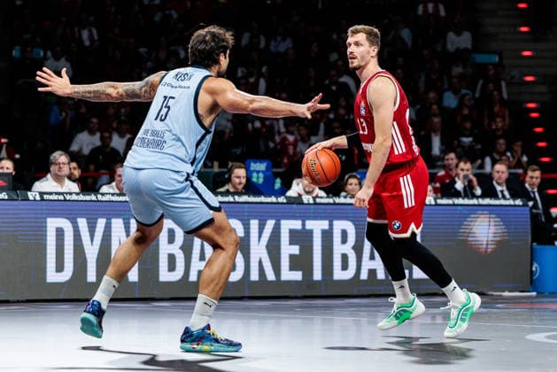 easyCredit Basketball Bundesliga: FC Bayern München - EWE Baskets Oldenburg; 04.10.2026 Andreas Andi Obst (FC Bayern München, 13) am Ball gegen Marcel Keßen (EWE Baskets Oldenburg, 15) easyCredit Basketball Bundesliga: FC Bayern München - EWE Baskets Oldenburg, München, BMW Park am 04.10.2026 Copyright: xBEAUTIFULxSPORTS Wunderlx