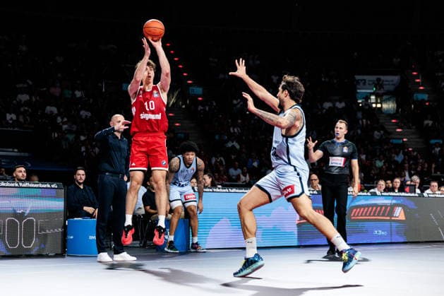 easyCredit Basketball Bundesliga: FC Bayern München - EWE Baskets Oldenburg; 04.10.2026 Justinian Jessup (FC Bayern München, 10) im Wurf, Dreier, Dreipunktewurf, gegen Marcel Keßen (EWE Baskets Oldenburg, 15) easyCredit Basketball Bundesliga: FC Bayern München - EWE Baskets Oldenburg, München, BMW Park am 04.10.2026 Copyright: xBEAUTIFULxSPORTS Wunderlx