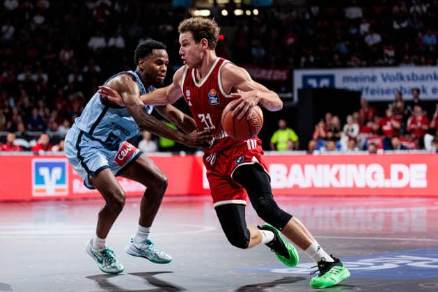easyCredit Basketball Bundesliga: FC Bayern München - EWE Baskets Oldenburg; 04.10.2026 Rokas Jokubaitis (FC Bayern München, 31) am Ball gegen Jeremy Roach (EWE Baskets Oldenburg, 5) easyCredit Basketball Bundesliga: FC Bayern München - EWE Baskets Oldenburg, München, BMW Park am 04.10.2026 Copyright: xBEAUTIFULxSPORTS Wunderlx