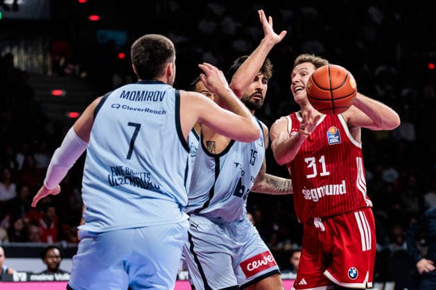 easyCredit Basketball Bundesliga: FC Bayern München - EWE Baskets Oldenburg; 04.10.2026 Rokas Jokubaitis (FC Bayern München, 31) am Ball gegen Marcel Keßen (EWE Baskets Oldenburg, 15) easyCredit Basketball Bundesliga: FC Bayern München - EWE Baskets Oldenburg, München, BMW Park am 04.10.2026 Copyright: xBEAUTIFULxSPORTS Wunderlx