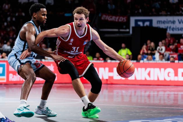 easyCredit Basketball Bundesliga: FC Bayern München - EWE Baskets Oldenburg; 04.10.2026 Rokas Jokubaitis (FC Bayern München, 31) am Ball gegen Jeremy Roach (EWE Baskets Oldenburg, 5) easyCredit Basketball Bundesliga: FC Bayern München - EWE Baskets Oldenburg, München, BMW Park am 04.10.2026 Copyright: xBEAUTIFULxSPORTS Wunderlx