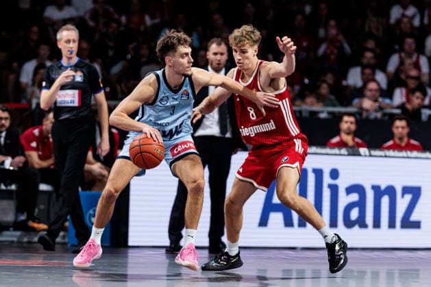 easyCredit Basketball Bundesliga: FC Bayern München - EWE Baskets Oldenburg; 04.10.2026 Zachary Ensminger (EWE Baskets Oldenburg, 3) am Ball gegen Tobias Jensen (FC Bayern München, 8) easyCredit Basketball Bundesliga: FC Bayern München - EWE Baskets Oldenburg, München, BMW Park am 04.10.2026 Copyright: xBEAUTIFULxSPORTS Wunderlx