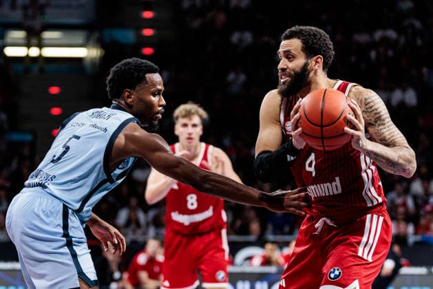 easyCredit Basketball Bundesliga: FC Bayern München - EWE Baskets Oldenburg; 04.10.2026 Duane Washington (FC Bayern München, 4) am Ball gegen Jeremy Roach (EWE Baskets Oldenburg, 5) easyCredit Basketball Bundesliga: FC Bayern München - EWE Baskets Oldenburg, München, BMW Park am 04.10.2026 Copyright: xBEAUTIFULxSPORTS Wunderlx
