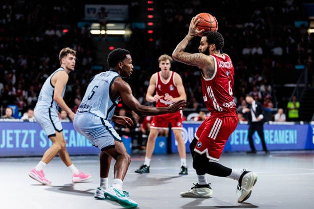 easyCredit Basketball Bundesliga: FC Bayern München - EWE Baskets Oldenburg; 04.10.2026 Duane Washington (FC Bayern München, 4) am Ball gegen Jeremy Roach (EWE Baskets Oldenburg, 5) easyCredit Basketball Bundesliga: FC Bayern München - EWE Baskets Oldenburg, München, BMW Park am 04.10.2026 Copyright: xBEAUTIFULxSPORTS Wunderlx