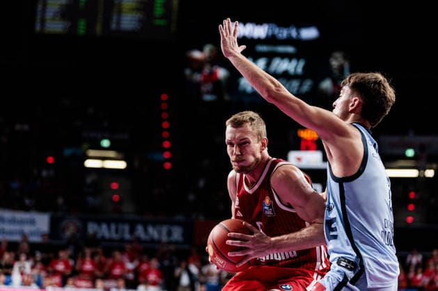 easyCredit Basketball Bundesliga: FC Bayern München - EWE Baskets Oldenburg; 04.10.2026 Niels Giffey (FC Bayern München, 5) am Ball gegen Zachary Ensminger (EWE Baskets Oldenburg, 3) easyCredit Basketball Bundesliga: FC Bayern München - EWE Baskets Oldenburg, München, BMW Park am 04.10.2026 Copyright: xBEAUTIFULxSPORTS Wunderlx