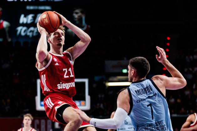 easyCredit Basketball Bundesliga: FC Bayern München - EWE Baskets Oldenburg; 04.10.2026 Justus Hollatz (FC Bayern München, 21) im Wurf gegen Stefan Momirov (EWE Baskets Oldenburg, 7) easyCredit Basketball Bundesliga: FC Bayern München - EWE Baskets Oldenburg, München, BMW Park am 04.10.2026 Copyright: xBEAUTIFULxSPORTS Wunderlx