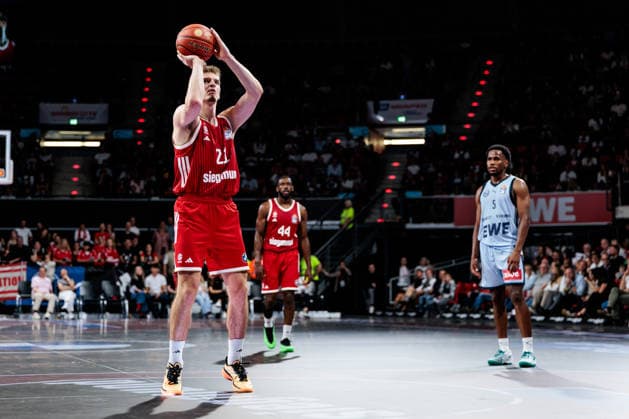 easyCredit Basketball Bundesliga: FC Bayern München - EWE Baskets Oldenburg; 04.10.2026 Justus Hollatz (FC Bayern München, 21) an der Freiwurflinie easyCredit Basketball Bundesliga: FC Bayern München - EWE Baskets Oldenburg, München, BMW Park am 04.10.2026 Copyright: xBEAUTIFULxSPORTS Wunderlx