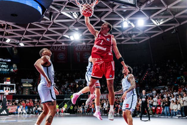 easyCredit Basketball Bundesliga: FC Bayern München - EWE Baskets Oldenburg; 04.10.2026 Oscar Da Silva (FC Bayern München, 1) dunkt den Ball easyCredit Basketball Bundesliga: FC Bayern München - EWE Baskets Oldenburg, München, BMW Park am 04.10.2026 Copyright: xBEAUTIFULxSPORTS Wunderlx