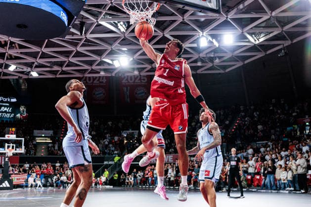 easyCredit Basketball Bundesliga: FC Bayern München - EWE Baskets Oldenburg; 04.10.2026 Oscar Da Silva (FC Bayern München, 1) dunkt den Ball easyCredit Basketball Bundesliga: FC Bayern München - EWE Baskets Oldenburg, München, BMW Park am 04.10.2026 Copyright: xBEAUTIFULxSPORTS Wunderlx