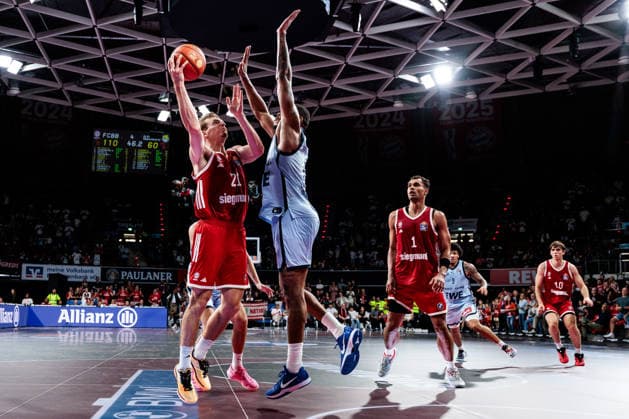 easyCredit Basketball Bundesliga: FC Bayern München - EWE Baskets Oldenburg; 04.10.2026 Justus Hollatz (FC Bayern München, 21) im Wurf gegen Demajeo Wiggins (EWE Baskets Oldenburg, 2) easyCredit Basketball Bundesliga: FC Bayern München - EWE Baskets Oldenburg, München, BMW Park am 04.10.2026 Copyright: xBEAUTIFULxSPORTS Wunderlx