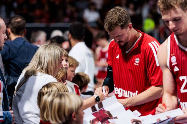 easyCredit Basketball Bundesliga: FC Bayern München - EWE Baskets Oldenburg; 04.10.2026 Andreas Andi Obst (FC Bayern München, 13) gibt nach dem Spiel Autogramme easyCredit Basketball Bundesliga: FC Bayern München - EWE Baskets Oldenburg, München, BMW Park am 04.10.2026 Copyright: xBEAUTIFULxSPORTS Wunderlx