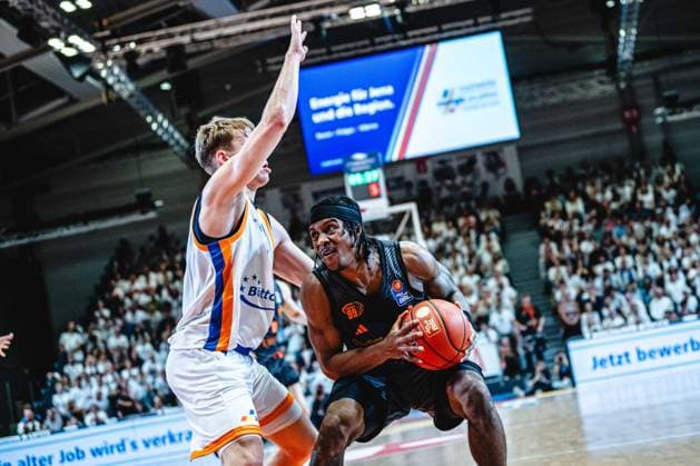 easycredit BBL Basketball Bundesliga 2026 2027 4. Spieltag Science City Jena vs NINERS Chemnitz am 04.10.2026 v.re. am Ball Stefan Smith (Chemnitz) gegen Raphael Falkenthal (Jena) Sparkassen Arena