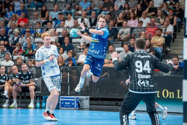 Handball I Herren I Saison 2026-2027 I Bundesliga I 6. Spieltag I TVB Stuttgart - TBV Lemgo Lippe I 04.10.2026 Max Häfner (3, TVB Stuttgart) im Wurf, links Nicolai Theilinger (3, TBV Lemgo Lippe) Stuttgart Porsche Arena Baden-Württemberg Deutschland Copyright: xLobeca MaxxPetershansx