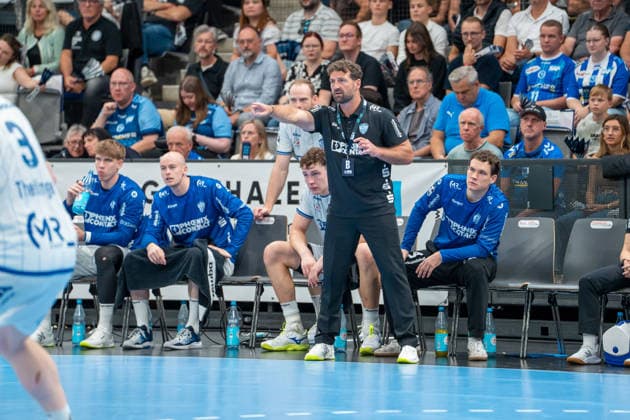Handball I Herren I Saison 2026-2027 I Bundesliga I 6. Spieltag I TVB Stuttgart - TBV Lemgo Lippe I 04.10.2026 Florian Kehrmann (Trainer, TBV Lemgo Lippe), dahinter Janis Pavels Valkovskis (26, TBV Lemgo Lippe), Leve Carstensen (21, TBV Lemgo Lippe), Joel Willecke (24, TBV Lemgo Lippe) und Constantin Möstl (1, TBV Lemgo Lippe) Stuttgart Porsche Arena Baden-Württemberg Deutschland Copyright: xLobeca MaxxPetershansx