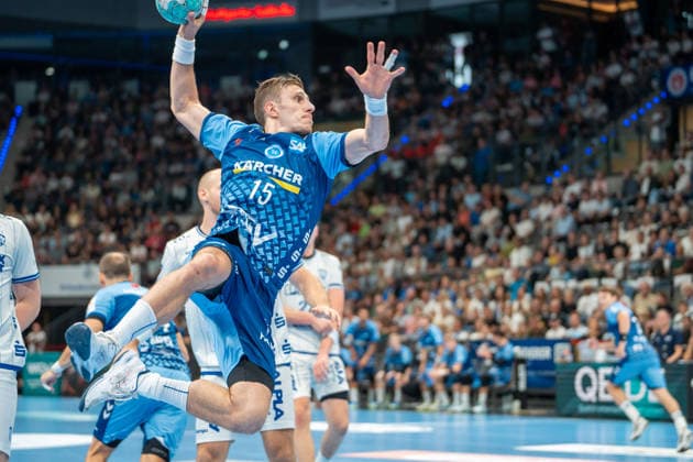 Handball I Herren I Saison 2026-2027 I Bundesliga I 6. Spieltag I TVB Stuttgart - TBV Lemgo Lippe I 04.10.2026 Simone Mengon (15, TVB Stuttgart) im Wurf Stuttgart Porsche Arena Baden-Württemberg Deutschland Copyright: xLobeca MaxxPetershansx