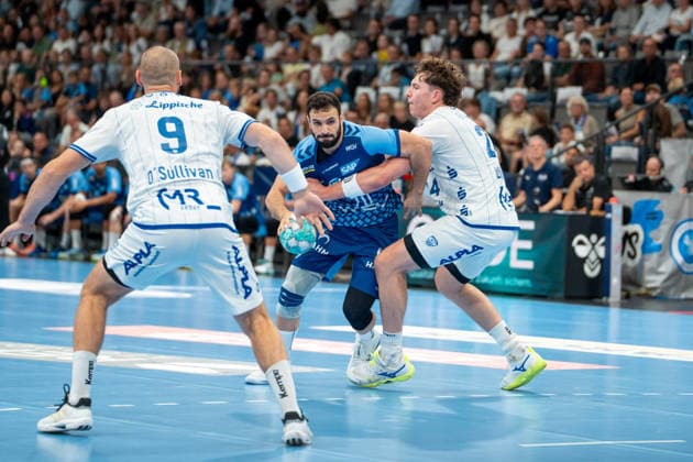 Handball I Herren I Saison 2026-2027 I Bundesliga I 6. Spieltag I TVB Stuttgart - TBV Lemgo Lippe I 04.10.2026 Mohamed Amine Darmoul (70, TVB Stuttgart) mit Ball, verteidigt von Joel Willecke (24, TBV Lemgo Lippe) Stuttgart Porsche Arena Baden-Württemberg Deutschland Copyright: xLobeca MaxxPetershansx