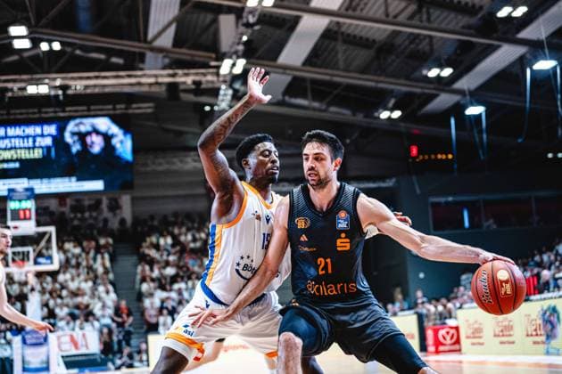 easycredit BBL Basketball Bundesliga 2026 2027 4. Spieltag Science City Jena vs NINERS Chemnitz am 04.10.2026 v.re. am Ball Mateo Seric (Chemnitz) am Ball gegen Sacar Anim (Jena) Sparkassen Arena