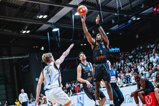 easycredit BBL Basketball Bundesliga 2026 2027 4. Spieltag Science City Jena vs NINERS Chemnitz am 04.10.2026 v.re. beim Wurf Stefan Smith (Chemnitz) gegen Raphael Falkenthal (Jena) Sparkassen Arena