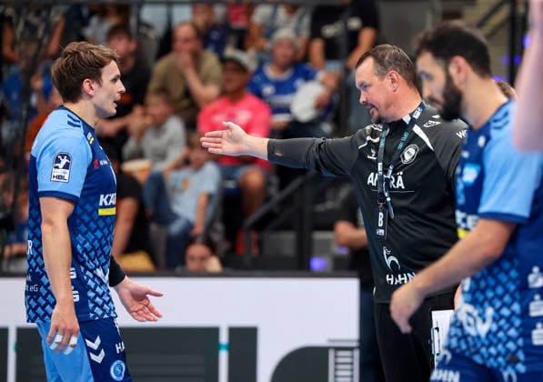 04.10.2026, Deutschland, Stuttgart, Opel HBL, Bundesliga 2026 2027, TVB Stuttgart vs. TBV Lemgo Lippe, v.l. Max Häfner (TVB), TVB Trainer Misha Kaufmann