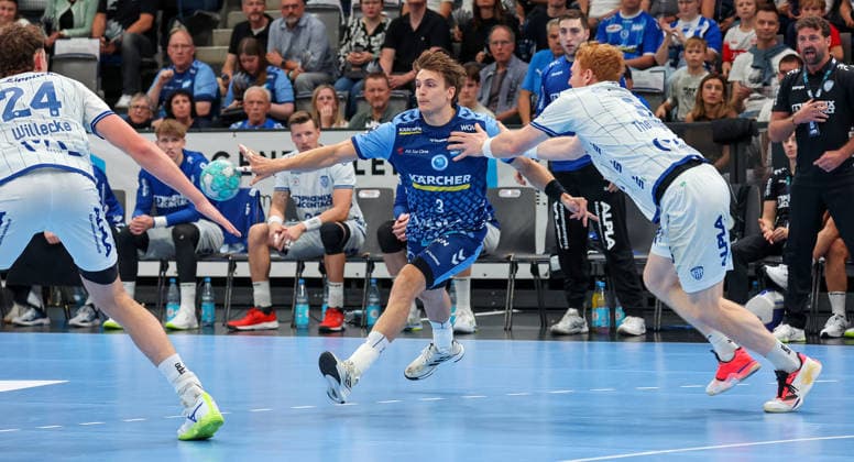 04.10.2026, Deutschland, Stuttgart, Opel HBL, Bundesliga 2026 2027, TVB Stuttgart vs. TBV Lemgo Lippe, v.l. JoÃ«l Willecke (TBV), Max Häfner (TVB), Nicolai Theilinger (TBV)