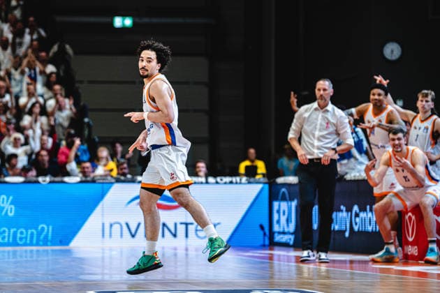 easycredit BBL Basketball Bundesliga 2026 2027 4. Spieltag Science City Jena vs NINERS Chemnitz am 04.10.2026 Jubel über 3er Isaiah Moses (Jena), Hintergrund jubelt die Bank Sparkassen Arena