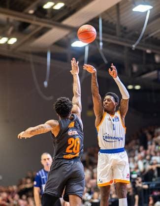 BASKETBALL EASYCREDIT BBL 4. SPIELTAG - SCIENCE CITY JENA - NINERS CHEMNITZ ** NUR FÜR REDAKTIONELLE ZWECKE ** EDITORIAL USE ONLY **<p>04 10 2026-Jena: Basketball easyCredit BBL 1. Basketball-Bundesliga Saison 2026 2027 4. Spieltag Sparkassen-Arena Science City Jena - NINERS Chemnitz im Foto: Sacar Anim 15 (Science City Jena) im Zweikampf mit Urald King 20 (NINERS Chemnitz) ( Deutschland Thueringen Jena Copyright: SaschaxFromm