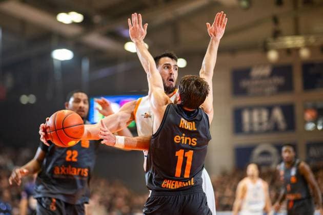 BASKETBALL EASYCREDIT BBL 4. SPIELTAG - SCIENCE CITY JENA - NINERS CHEMNITZ ** NUR FÜR REDAKTIONELLE ZWECKE ** EDITORIAL USE ONLY **<p>04 10 2026-Jena: Basketball easyCredit BBL 1. Basketball-Bundesliga Saison 2026 2027 4. Spieltag Sparkassen-Arena Science City Jena - NINERS Chemnitz im Foto: Alexander James Herrera 41 (Science City Jena) im Zweikampf mit Elias Rödl 11 (NINERS Chemnitz) ( Deutschland Thueringen Jena Copyright: SaschaxFromm